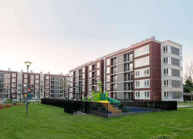 Edificios y áreas verdes del Condominio Parque Almagro, Chillán